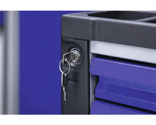 Schloss mit Schlüssel an einem Werkzeugwagen