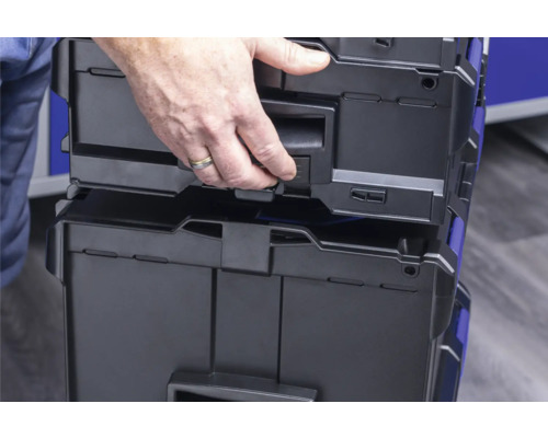 Gestapelte Werkzeugkoffer mit Tragegriff