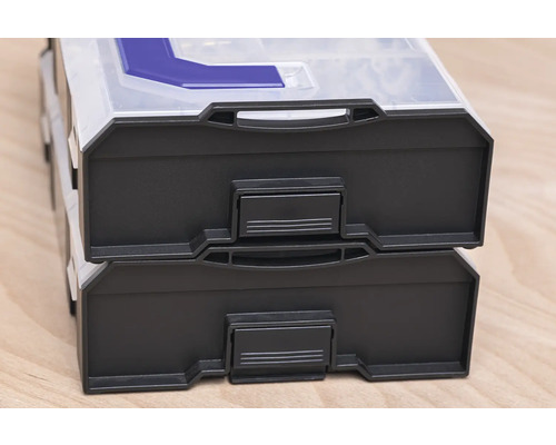 Zwei übereinander gestapelte Sortimentskästen