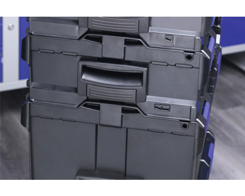 Stapel aus schwarzen Werkzeugkoffern mit Griffen