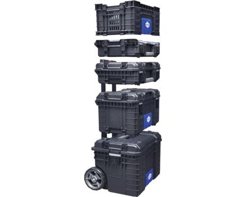 Stapel von Werkzeugkisten und Werkzeugkasten auf einem Rollwagen