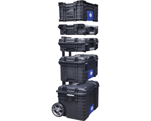 Stapel aus schwarzen Werkzeugkoffern und Werkzeugkisten mit Rollen