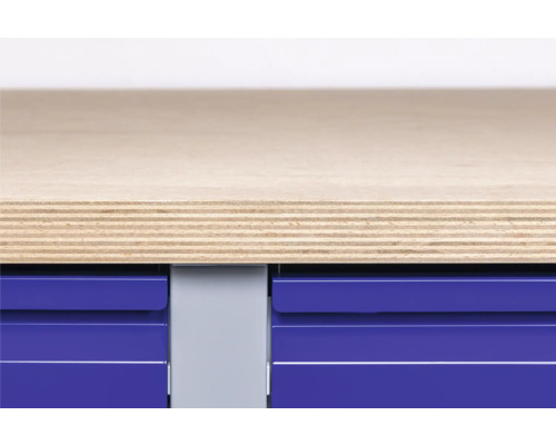 Detailansicht einer Werkbank mit Holzplatte und Schubladen