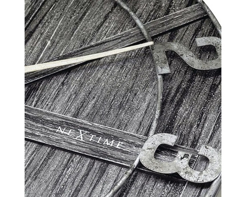 Detailansicht einer Nextime Wanduhr aus Holz mit Ziffernblatt