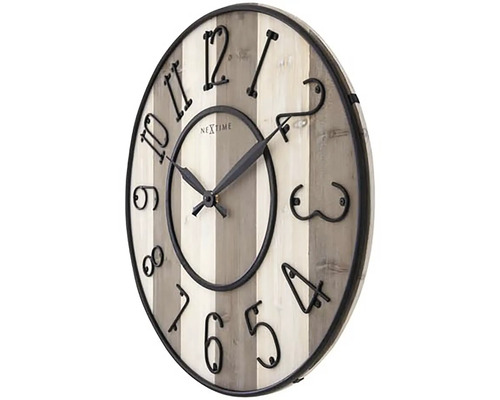 Nextime Wanduhr aus Holz mit Metallzeigern und Ziffern