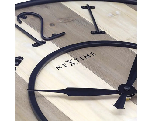 Detailansicht einer NEXTIME Wanduhr mit Holzoptik und Ziffernblatt