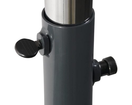 Detailansicht einer stahlfarbenen Stange mit Feststellschrauben zur Höhenverstellung