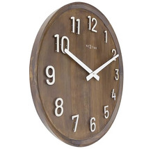 Holzwanduhr mit weißen Ziffern und Zeigern