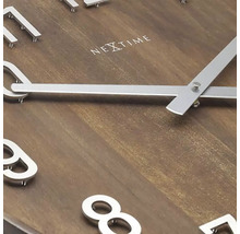 Nextime Wanduhr mit Holzstruktur und silberfarbenen Zeigern