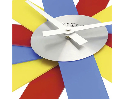 Wanduhr mit bunten Akzenten und silberfarbenem Zifferblatt