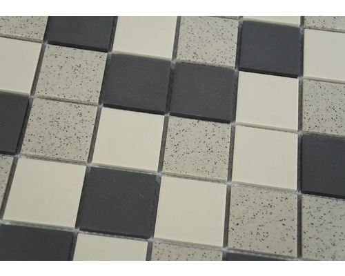 Mosaikfliese mit quadratischen Steinen