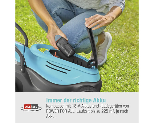 Eine Person setzt einen Akku in einen Rasenmäher ein. Der Rasenmäher ist Teil des Power For All Alliance 18 Volt Systems.