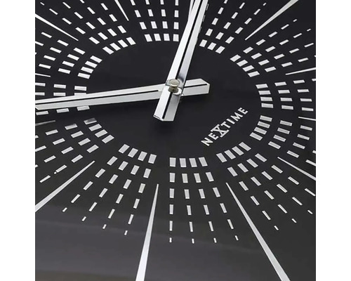 Detailansicht einer Nextime Wanduhr mit silbernen Zeigern und Zifferblatt