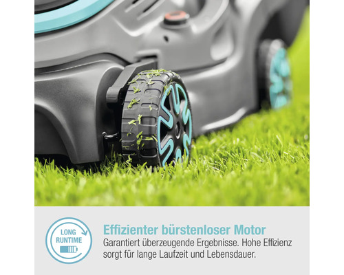 Detailaufnahme eines Rasenmähers mit Rädern im Gras