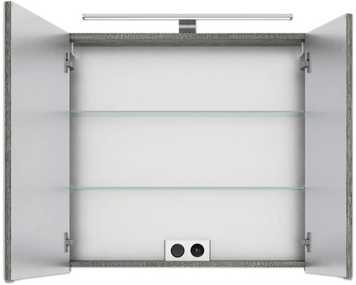 Geöffneter Spiegelschrank mit Glasböden und Steckdosen