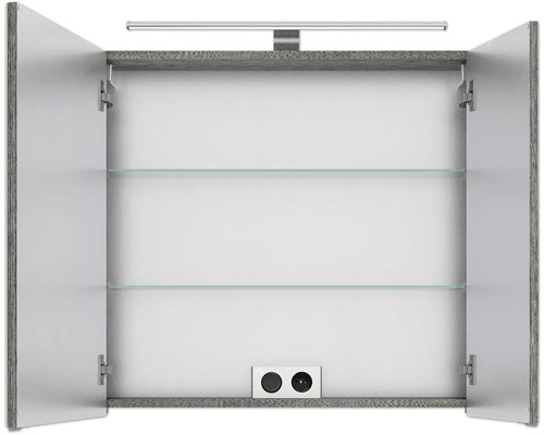 Geöffneter Spiegelschrank mit zwei Glasböden, Beleuchtung und Steckdosen