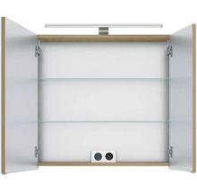 Geöffneter Spiegelschrank mit Einlegeböden, Steckdosen und Lampe