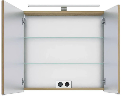 Geöffneter Spiegelschrank mit Einlegeböden, Steckdosen und Lampe