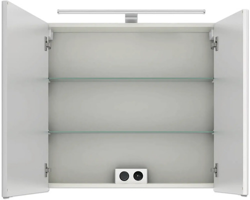 Geöffneter Spiegelschrank mit Glasböden und Steckdose