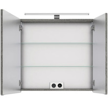 Geöffneter Spiegelschrank mit zwei Glasböden und Steckdose