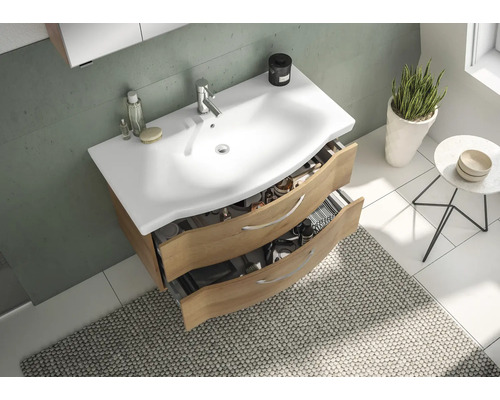 Badezimmer mit Waschbeckenunterschrank, offenem Schubladensystem und Teppich