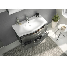Badezimmer mit Waschbeckenunterschrank, offenem Schubladensystem und Badteppich