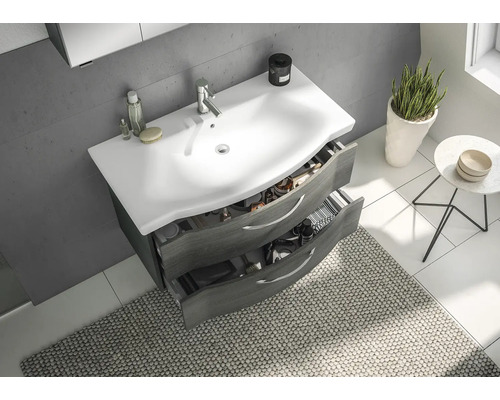 Badezimmer mit Waschbeckenunterschrank, offenem Schubladensystem und Badteppich