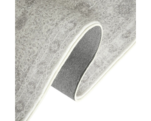 Detailansicht eines Teppichs mit Ornamentmuster und gekettelten Kanten