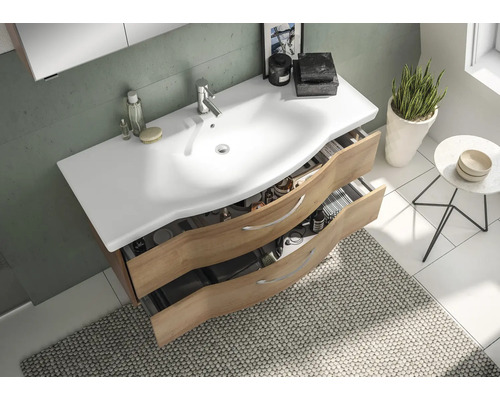 Waschtischunterschrank mit geöffneten Schubladen im Badezimmer