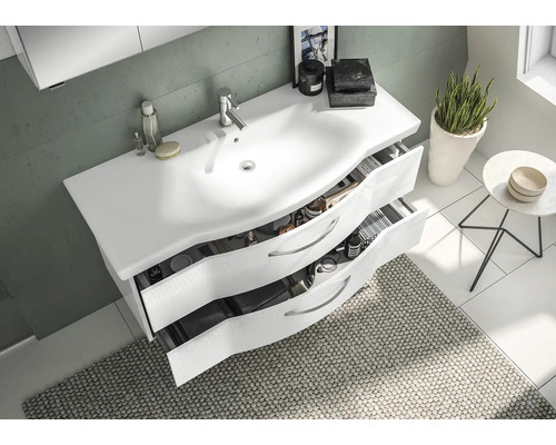 Badezimmer mit weißem Waschtischunterschrank, offenem Schubladensystem und Aufsatzwaschbecken