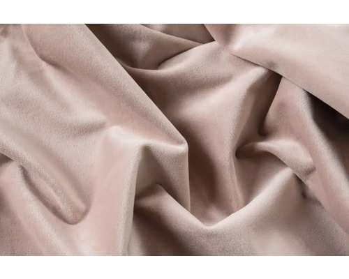 Nahaufnahme von beigefarbenem Veloursstoff in Falten