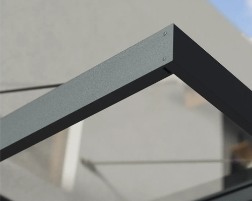 Detailansicht einer grauen Terrassenüberdachung aus Aluminium.