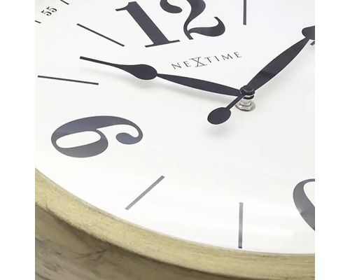 Nahaufnahme einer Nextime Wanduhr mit Ziffernblatt