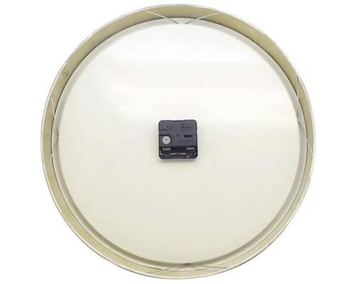 Rückseite einer runden Wanduhr mit Uhrwerk