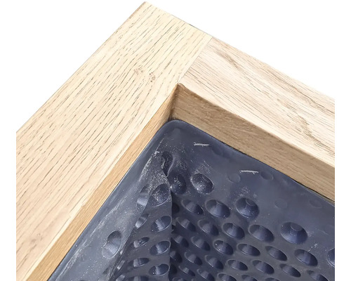 Detailansicht eines Pflanzkastens mit Holzrahmen und perforierter Innenauskleidung