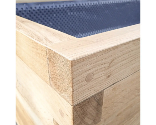 Detailansicht eines Pflanzkastens aus Holz