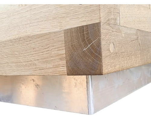 Detailaufnahme eines Holztisches mit Metallfuß