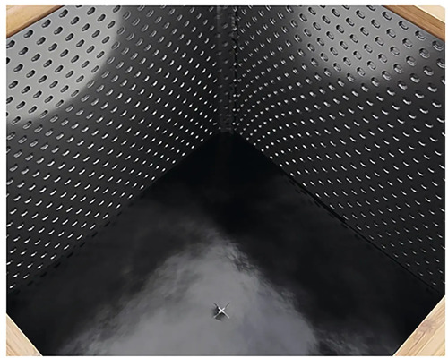 Innenansicht eines Pflanzgefäßes mit gelöcherten Wänden.