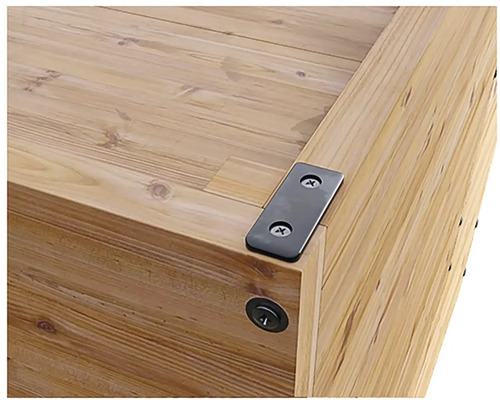 Detailansicht eines Hochbeets aus Holz mit Metallwinkel