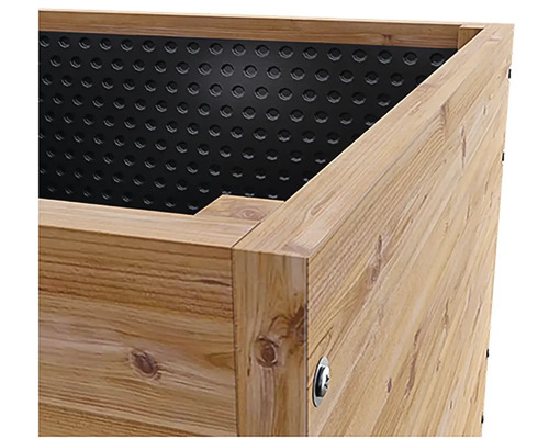 Detailansicht eines Hochbeets aus Holz mit Noppenfolie