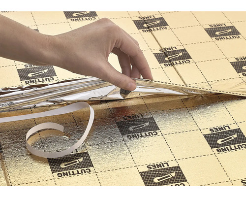 Dämmunterlage mit Markierungen zum Zuschneiden wird von einer Hand angehoben