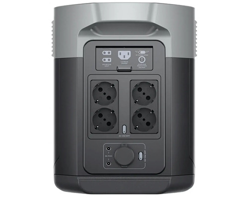 Rückseite eines tragbaren Kraftwerks mit Steckdosen und Anschlüssen für Solarenergie