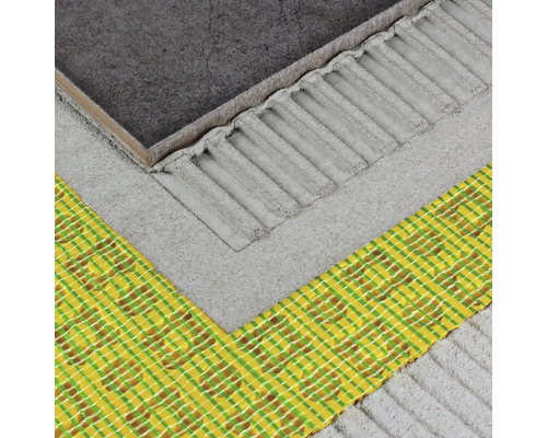 Fliese wird mit Fliesenkleber und Abdichtband verlegt