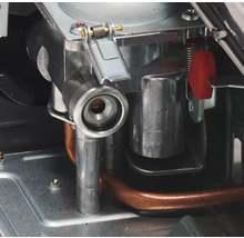 Detailaufnahme eines Brenners mit Metallelementen und Kupferrohr