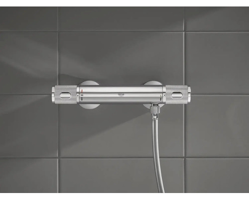 Grohe Duscharmatur mit Schlauch an grauer Wand