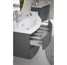 Badezimmer mit Waschbeckenunterschrank und offenem Schubfach mit Fächern zur Aufbewahrung