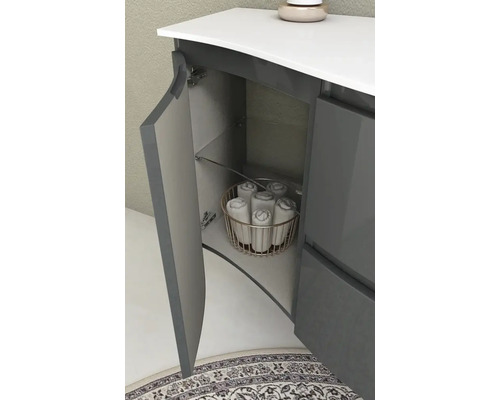 Badmöbel mit offener Tür, Glasablage und Handtüchern im Korb