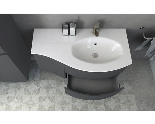 Badezimmerwaschtisch mit offenem Schubfach, Armatur und Handtuchhalter in einem Badezimmer