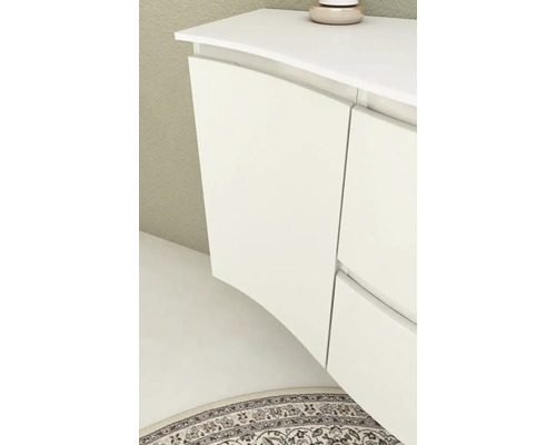 Detailansicht eines weißen Badezimmerschranks mit geschwungenen Türen