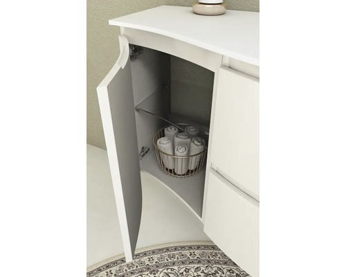 Detailaufnahme eines Badezimmerschranks mit offener Tür, der Handtücher in einem Korb zeigt